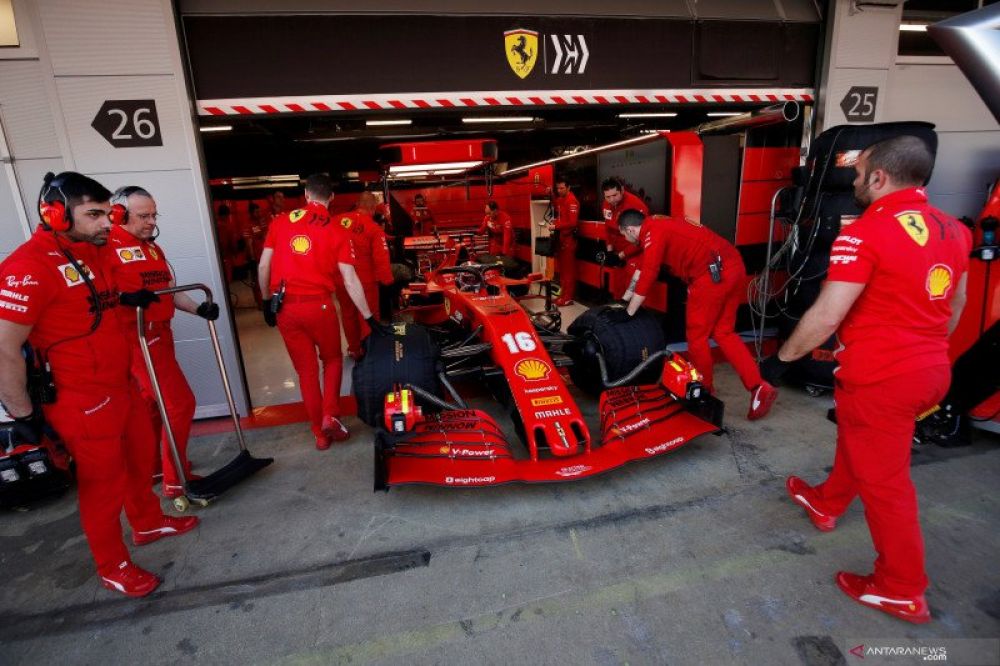SIAP-SIAP: Pebalap tim Ferrari Charles Leclerc didorong masuk ke garasi ketika menjalani tes pramusim di Sirkuit Barcelona-Catalunya (26/2/2020) Reuters/Albert Gea 