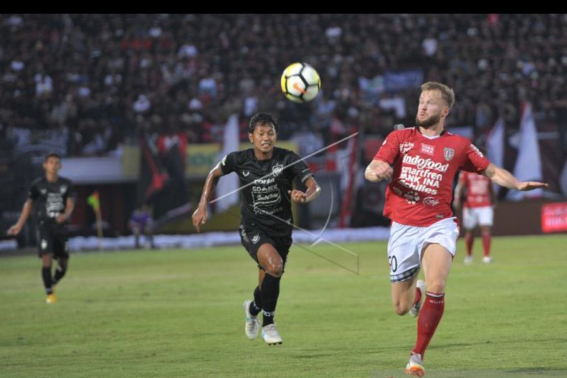 Ilustrasi - Pesepak bola Bali United Melvin Platje (kanan). ANTARA FOTO/Nyoman Budhiana/fik/19

