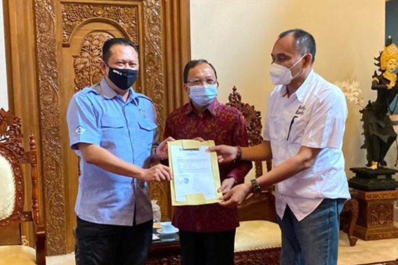 Ketua MPR yang juga Ketua Dewan Pembina Motor Besar Indonesia Bambang Soesatyo atau yang akrab dipanggil Bamsoet (kiri) melalukan koordinasi dengan pemilik suara IMI di Bali, Sabtu (21/11/2020). HO/tim media Bamsoet

