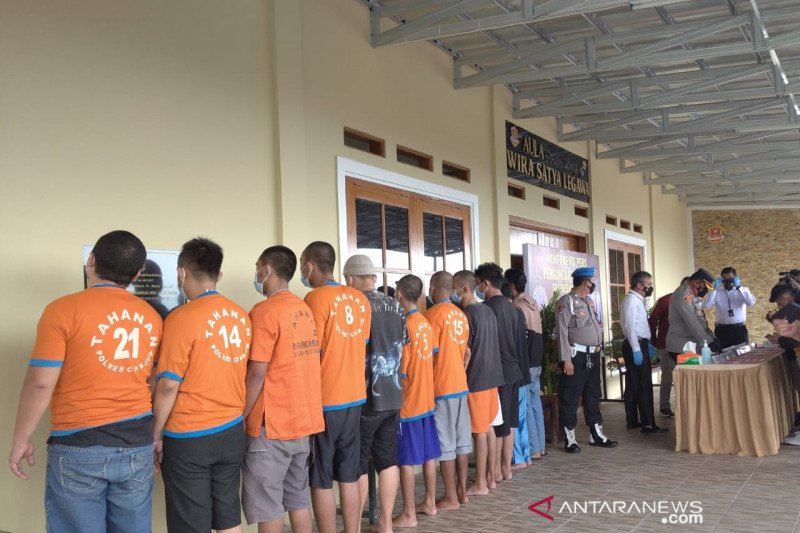 Sejumlah bandar narkoba jaringan lembaga pemasyarakatan (lapas), Senin (1/2/2021) ditangkap Satnarkoba Polres Cianjur, Jawa Barat, setelah berusaha menyelundupkan sabu ke dalam Lapas Cianjur. (FOTO ANTARA/Ahmad Fikri)

