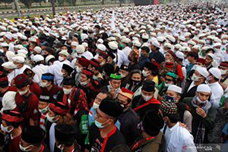 Massa dari berbagai daerah memadati akses tol menuju bandara Soekarno Hatta di Tangerang, Banten, Selasa (10/11/2020). Mereka bertujuan menjemput kedatangan Habib Rizieq Shihab (HRS). ANTARA FOTO/Muhammad Iqbal/hp.

