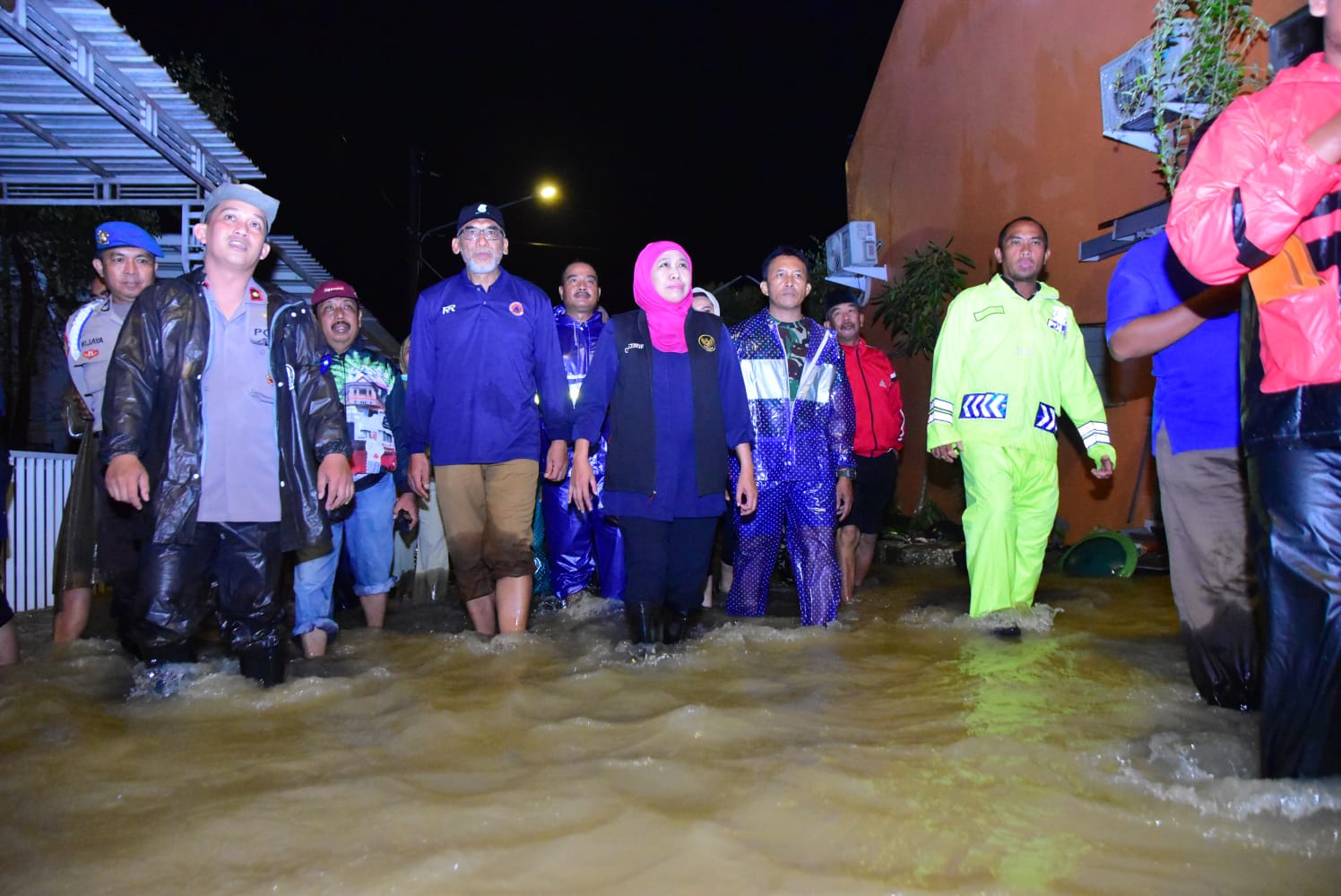 Gubernur Jawa Timur Khofifah Indar Parawansa gerak cepat meninjau lokasi terdampak banjir akibat tanggul Mojosarirejo yang jebol pada Rabu (22/2) dinihari. 