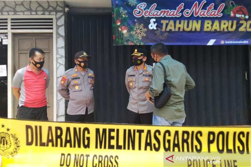 Sejumlah polisi mengamankan Bank Wonosobo Kantor Kas Selomerto. ANTARA/Heru Suyitno

