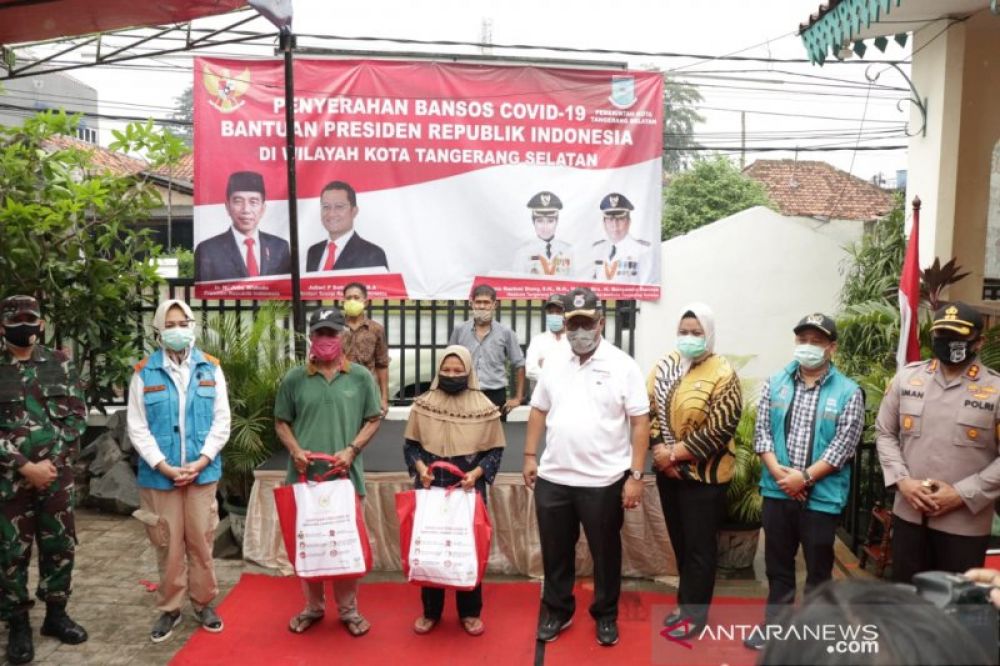 Penyaluran bansos dari presiden di Kota Tangerang selatan tahap pertama. ANTARA/Achmad Irfan