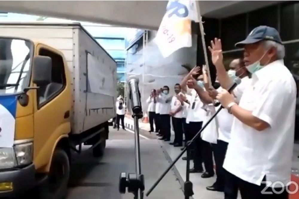 Menteri PUPR Basuki Hadimuljono dan Wamen PUPR John Wempi Wetipo secara resmi melepas truk pembawa Bansos PUPR Peduli COVID-19 di Jakarta, Kamis (30/4/2020). ANTARA/Aji Cakti