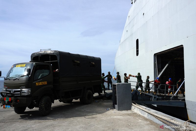 Sejumlah Prajurit TNI AL mengangkut logistik untuk korban gempa Sulbar dari atas KRI Banda Aceh-593, di dermaga Lanal Mamuju, Sulawesi Barat, Minggu (31/20 21). ANTARA FOTO/Akbar Tado/hp.
