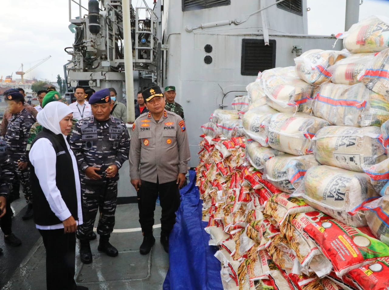 Gubernur Khofifah dan Forkopimda Jatim Lepas KRI Malahayati 362 Bawa Bantuan Logistik ke Pulau Masalembu Sumenep
