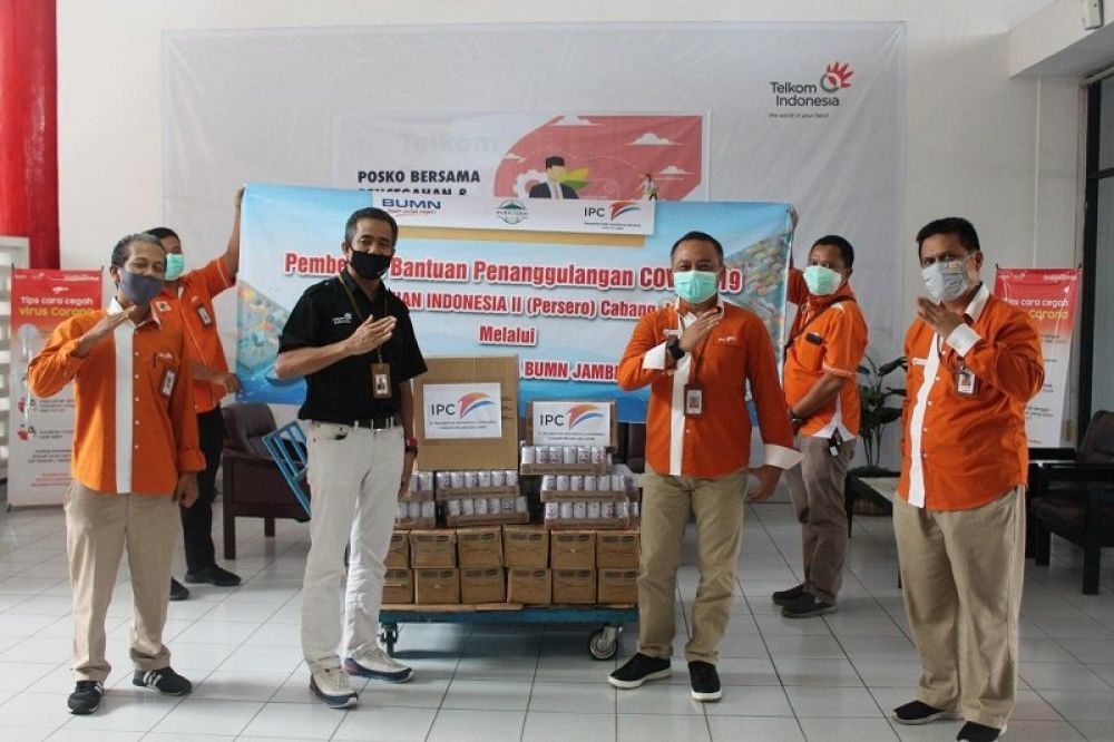 EMPATI: PT Pelindo II Cabang Jambi menyalurkan bantuan nutrisi untuk menjaga kebugaran dan kesehatan paramedis dan petugas di garda depan penanganan COVID-19. Bantuan diserahkan melalui Satgas Bencana BUMN Wilayah Jambi untuk selanjutnya disalurkan ke RSU