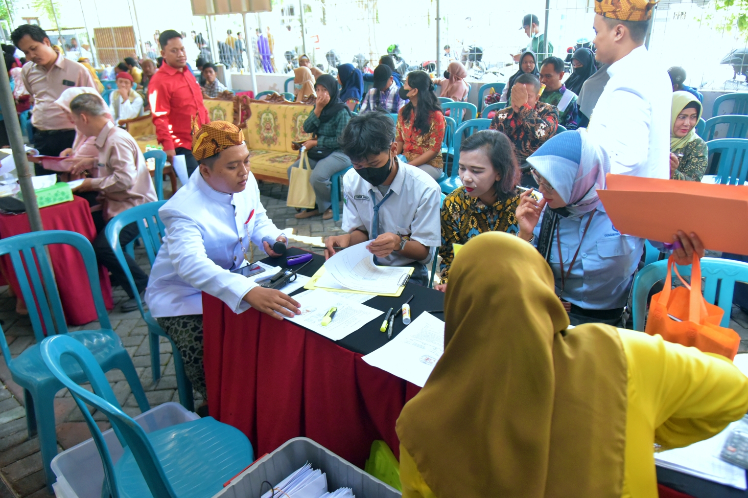 Pemkot Surabaya bersama Badan Amil Zakat Nasional (Baznas) Surabaya kembali memberikan bantuan tebus ijazah dan bayar tunggakan biaya sekolah, Senin (5/6/2023). 