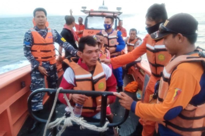 Basarnas Banten melakukan pencarian tujuh nelayan di Perairan Selat Sunda setelah Kapal Motor (KM) Puspita Jaya yang ditumpanginya itu terbalik diterjang gelombang tinggi, Kamis (18/6).