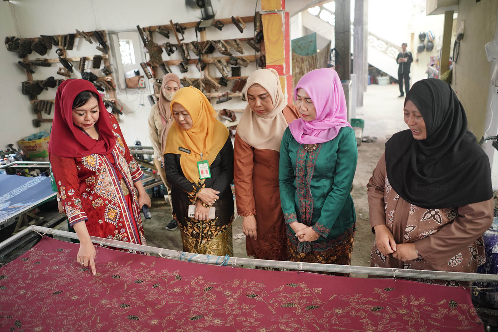 Penjabat (Pj) Ketua Dekranasda Kota Probolinggo, Dewi Maharani Nurkholis, aktif melakukan Roadshow dan Silaturahmi dengan pelaku UMKM bidang konveksi