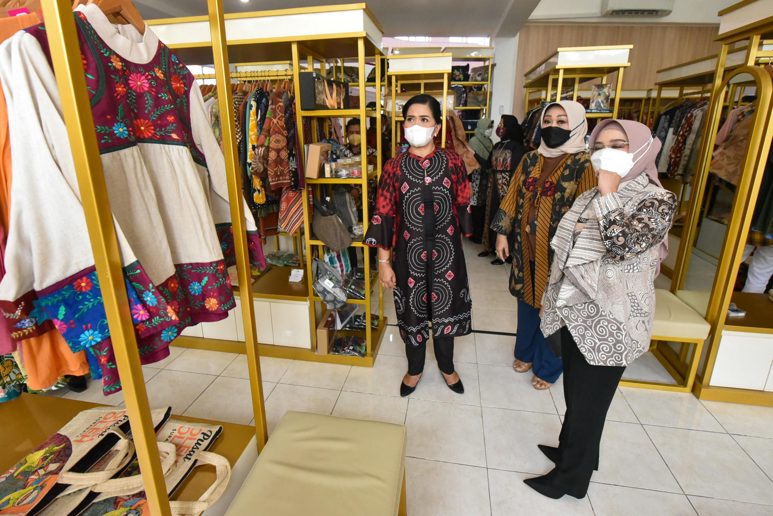 peran aktif Pemerintah Kota Surabaya dalam memberikan perhatian, pendampingan, hingga perlindungan aset atau karya produk UMKM dari pembajakan pihak yang tidak berwenang. 

