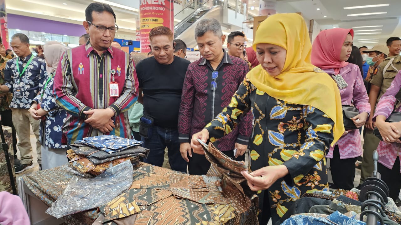 Gubernur Jawa Timur Khofifah Indar Parawansa saat meninjau pameran Kampoeng Kreasi yang ke empat kali ini digelar pada 1-4 Juni 2023 di Center Point, Lt. Ground Royal Plaza, Surabaya, Kamis (1/6).


