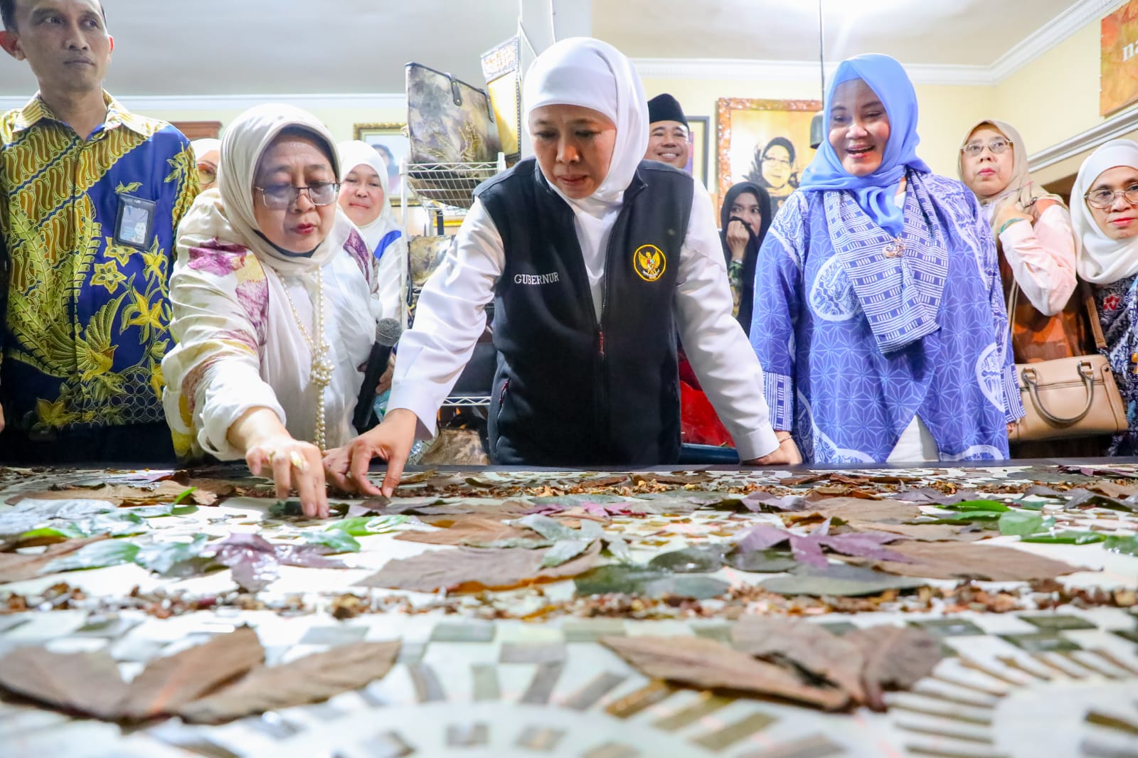 Gubernur Jawa Timur Khofifah Indar Parawansa saat meninjau ‘Kampoeng Mandiri’ RW V, di Wisma Kedung Asem Indah, Kelurahan Kedung Baruk, Kecamatan Rungkut Surabaya, Sabtu (3/6)