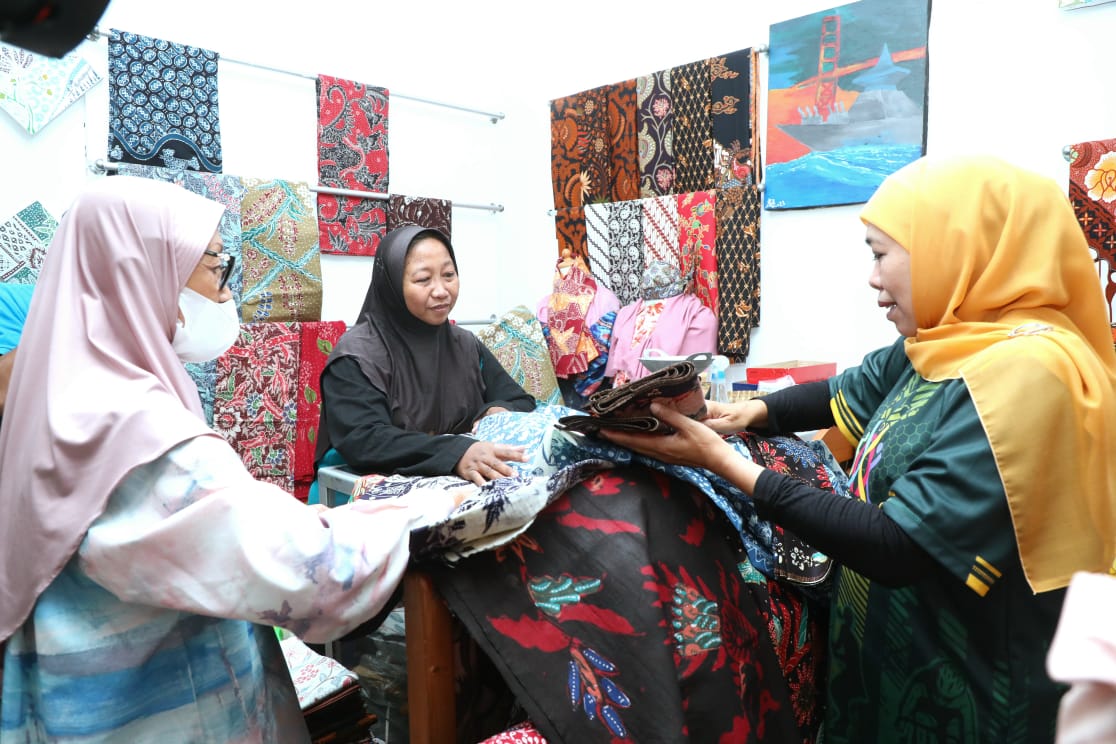 Gubernur Jawa Timur Khofifah Indar Parawansa secara khusus mengunjungi Kampung Batik Tulis Jetis yang sangat Legendaris di Dusun Jetis, Kelurahan Lemahputro, Kab. Sidoarjo, Minggu (3/9).

