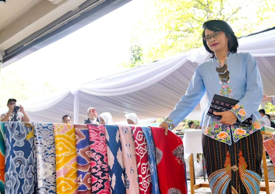 Penjabat Ketua Tim Penggerak PKK Provinsi Jawa Barat Amanda Soemedi Bey Machmudin menghadiri acara puncak peringatan Hari Batik Nasional (HBN) Ke-14 Tahun 2023 di Museum Batik Indonesia, Taman Mini Indonesia Indah, Jakarta, Senin (2/10/2023). 

