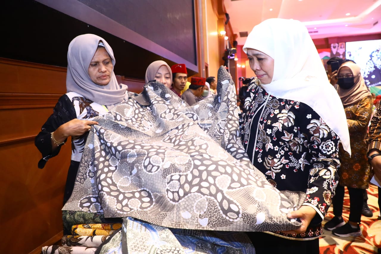 Gubernur Jawa Timur Khofifah Indar Parawansa mengajak masyarakat untuk melestarikan dan mempromosikan batik khas daerahnya masing-masing. Terlebih Jatim memiliki banyak sekali batik khas yang tersebar di kabupaten/kota.