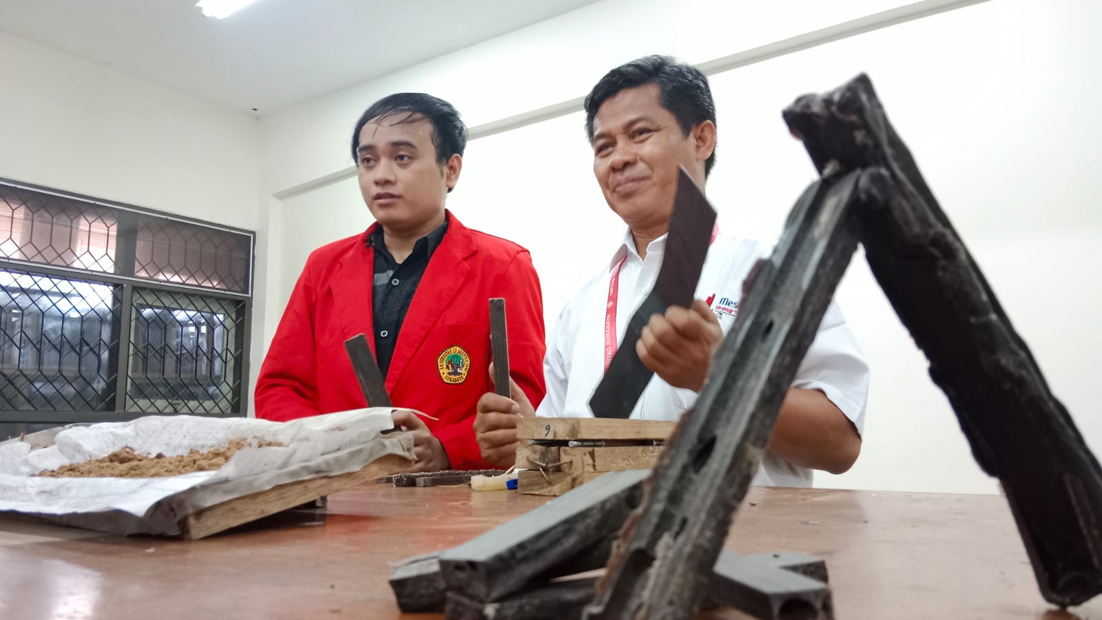Mochammad Darisunajiha (kiri) berhasil menemukan material komposit sebagai pengganti logam dengan memanfaatkan limbah tempurung kelapa dan polipropilen