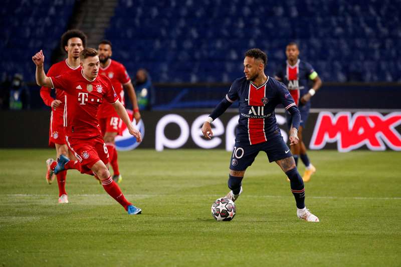 Penyerang PSG Neymar Jr dikawal ketat pemain Bayern. PSG