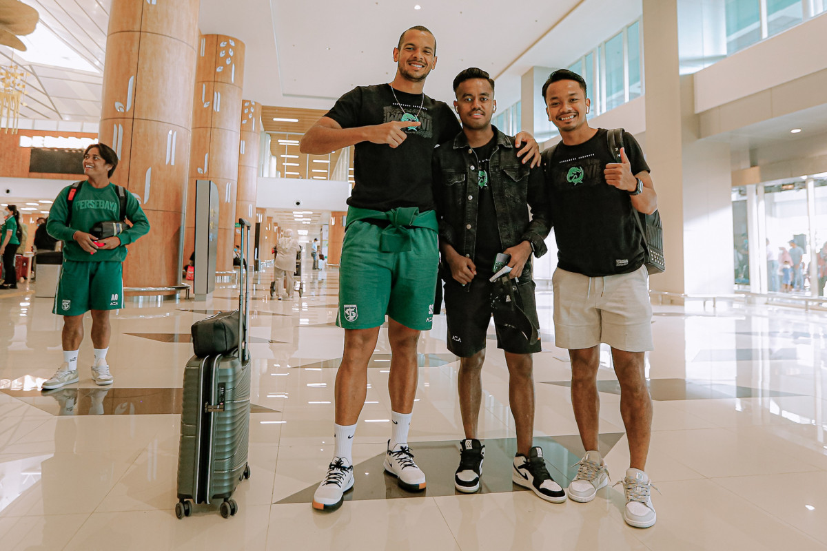 Pemain berfoto bersama sebelum berangkat menuju Bogor. (Persebaya)

