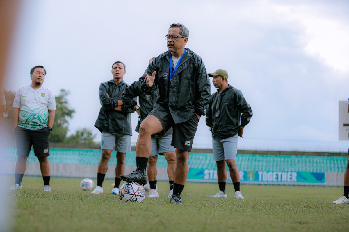 Aji Santoso memimpin latihan Persebaya, Rabu (15/2) sore. (Persebaya)