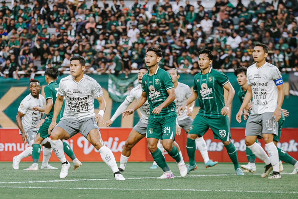 persebaya surabaya saat menhjadapi Bali United dalam  laga uji coba 