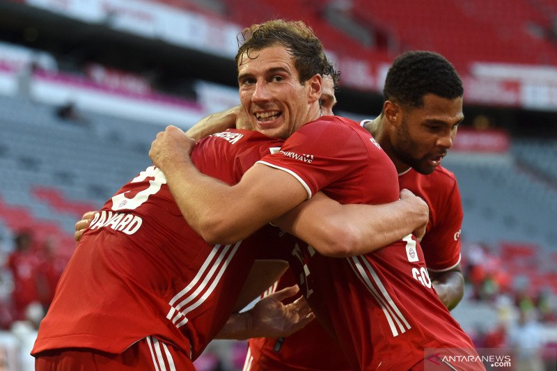 LATIHAN: Pemain Bayern Munich Thomas Muller (kiri) dan Joshua Kimmich menyapa para suporter usai mengalahkan Schalke 04 pada pertandingan babak perempatfinal Piala Jerman di Veltins Arena, Gelsenkirchen, Jerman, Selasa (3/3/2020). Gol tunggal Joshua Kimmi