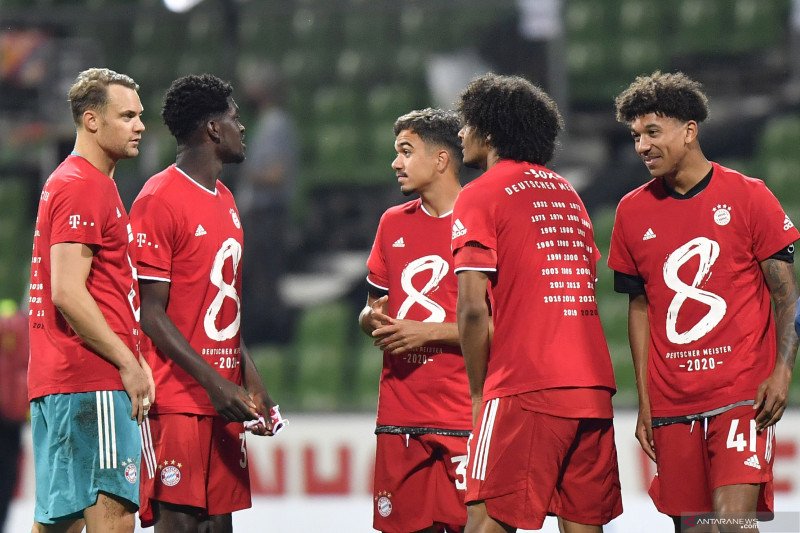 Para pemain Bayern Munich mengenakan kaus khusus yang menandai raihan gelar juara Liga Jerman untuk kedelapan kalinya secara beruntun, setelah memainkan pertandingan melawan Werder Bremen di Weser Stadion, Bremen, Selasa (16/6/2020). (ANTARA/AFP/MARTIN ME