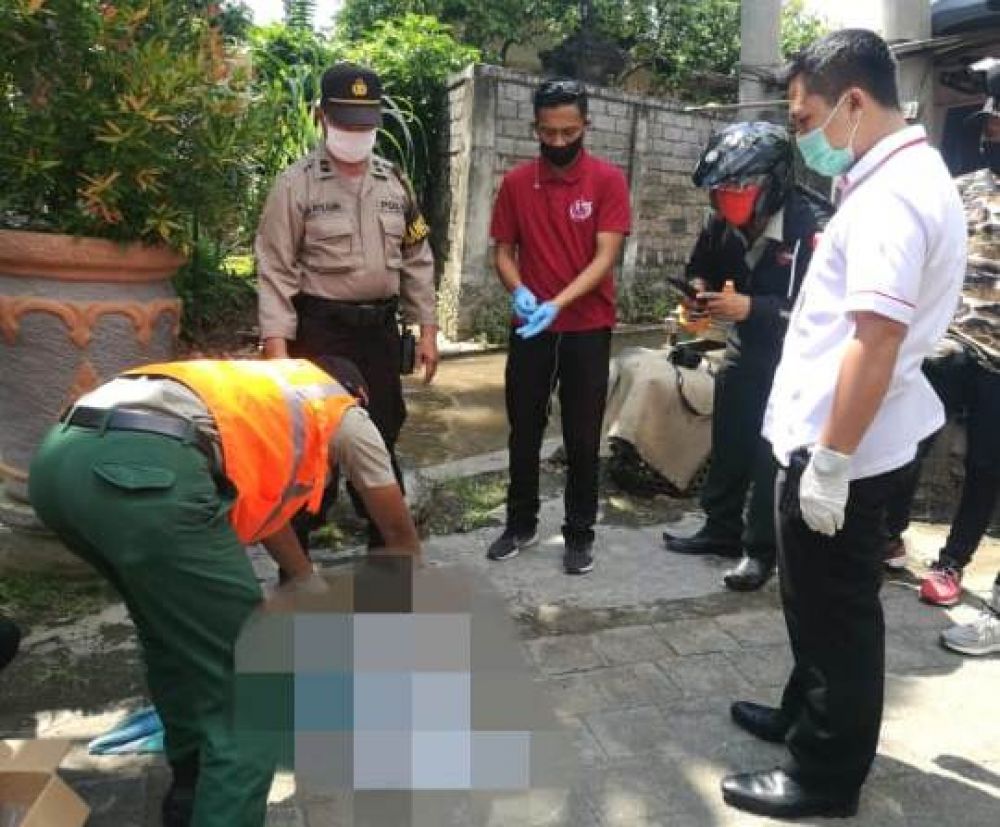 TKP: Jenazah bayi perempuan di lokasi kejadian. Foto: HMP/ide