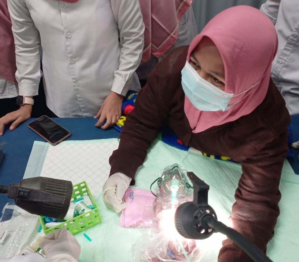 Kondisi bayi sebelum meninggal dan petugas kepolisian dan Babinsa ketika mengumpulkan data di RS Cahaya Giri. 