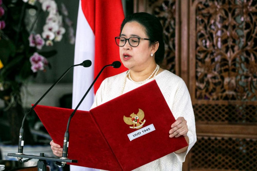 Ketua DPR RI Puan Maharani membaca UUD 1945.  IST