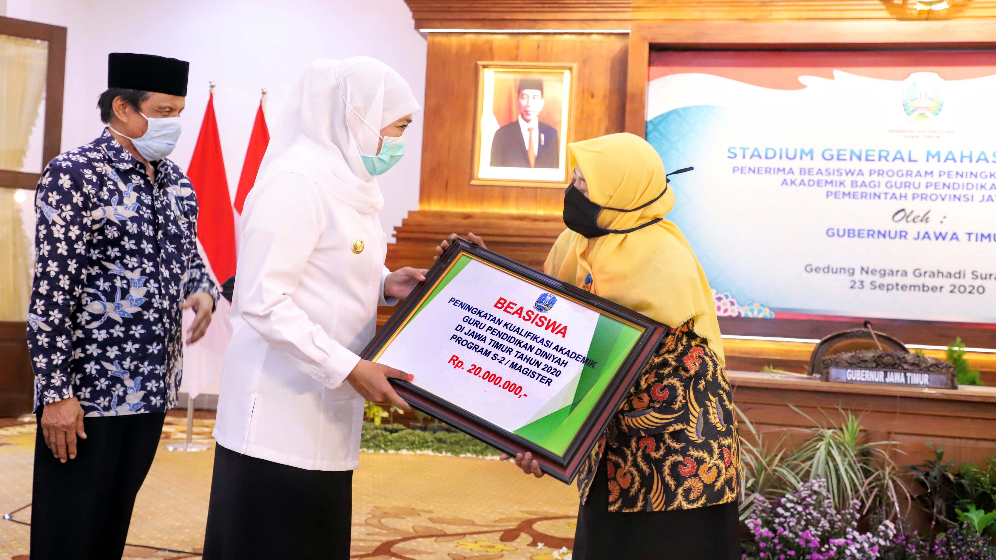 Gubernur Jawa Timur, Khofifah Indar Parawansa, secara simbolis menyerahkan beasiswa pendidikan bagi 850 Guru Madrasah Diniyah (Madin) Jawa Timur di Gedung Negara Grahadi, Surabaya, Rabu (23/9). foto : om prass