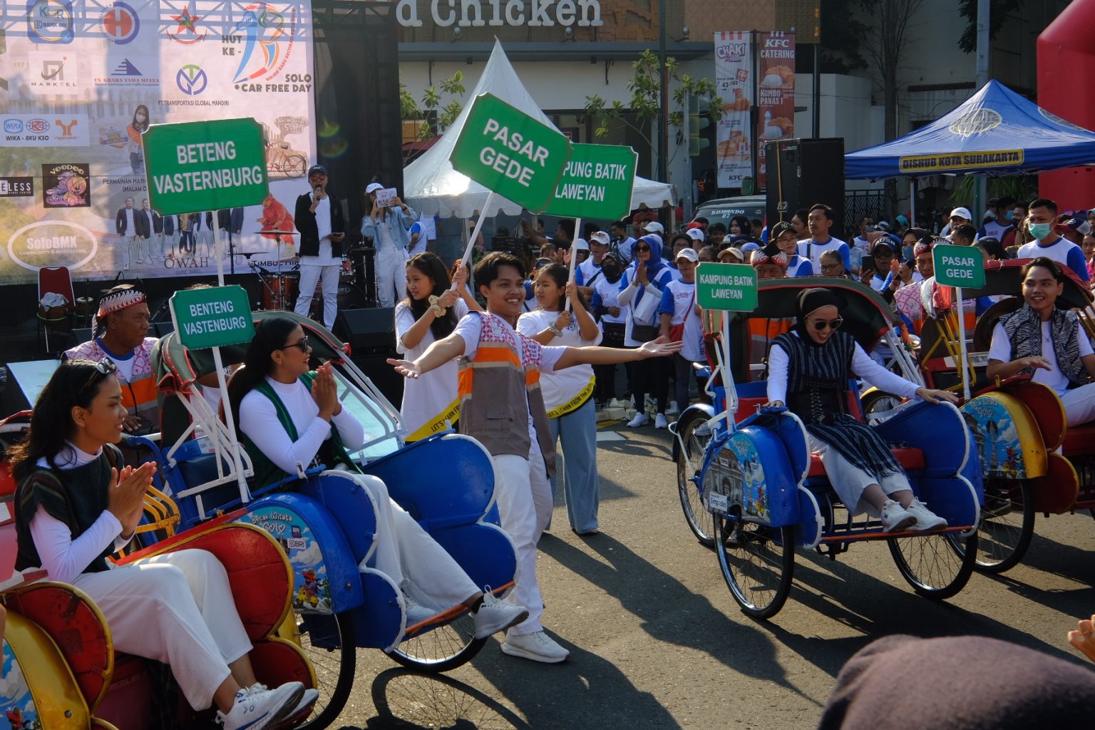 Pemkot Surakarta meluncurkan Becak Wisata bersamaan dengan acara Perayaan HUT ke-13 CFD di Slamet Riyadi hingga Simpang empat Ngarsopuro, Minggu (4/6/2023)