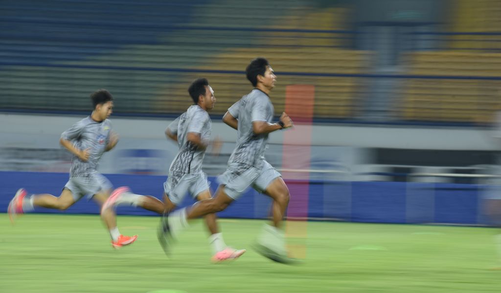 Para pemain PERSIB menjalani sesi latihan fisik di Stadion Gelora Bandung Lautan Api, Minggu, 23 Maret 2025. (PERSIB.co.id/Sutanto Nurhadi Permana)

