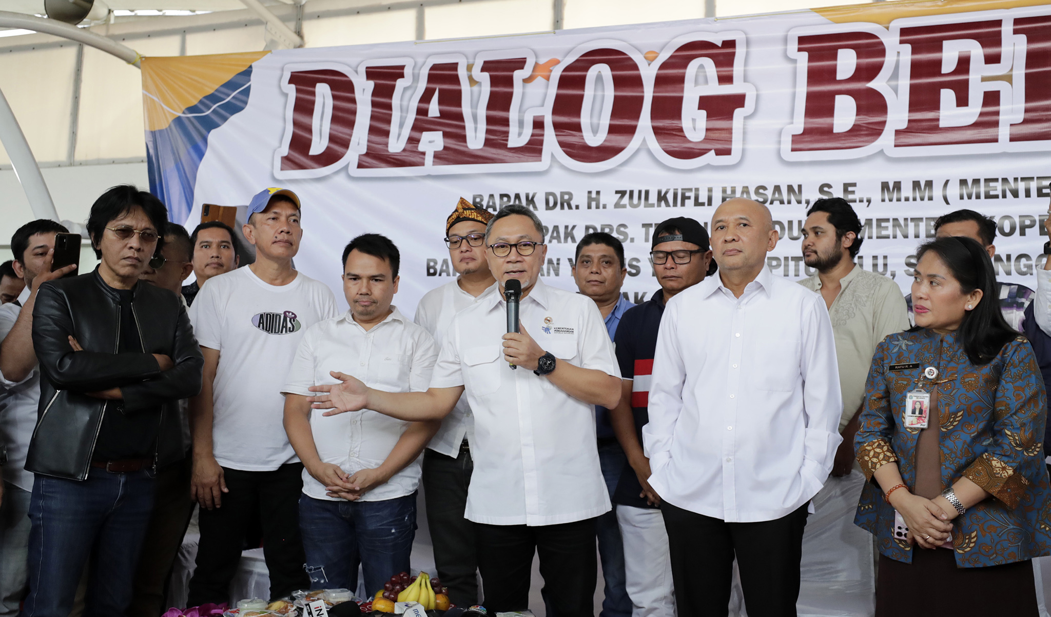 Mendag Zulkifli Hasan saat bertemu para pedagang pakaian bekas asal impor di Blok III Pasar Senen, Senen, Jakarta Pusat hari ini, Kamis (30/3). 