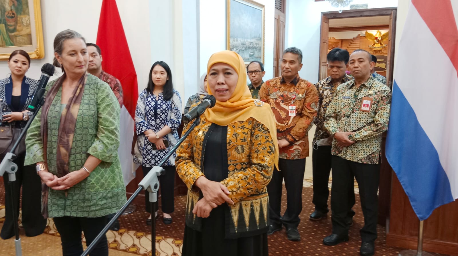 Gubernur Jawa Timur Khofifah Indar Parawansa menerima kunjungan Deputy Chief of Mission and Head Economic Affairs Embassy of the Kingdom of the Netherlands H.E. Mrs. Ardi Stoios-Braken di Gedung Negara Grahadi, Surabaya, Selasa (4/4). 
