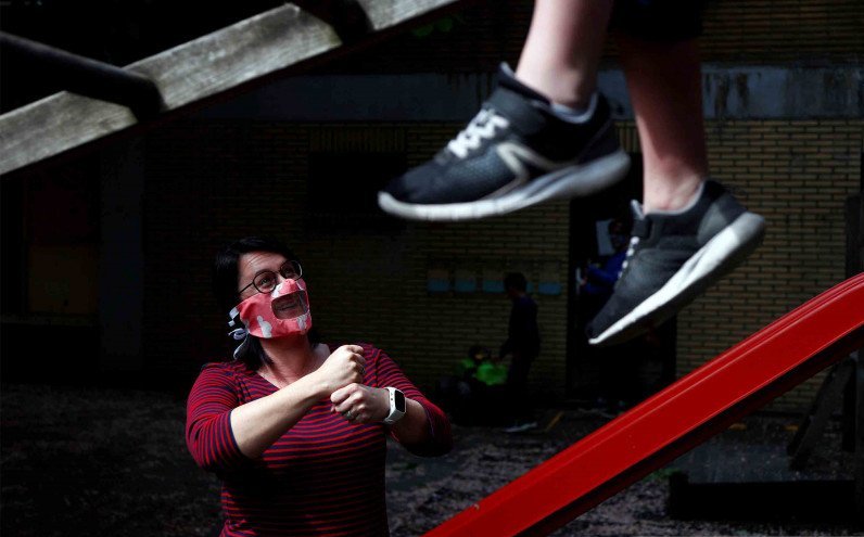 Kepala Sekolah Sekolah Dasar Ineke Zimmerma menggunakan masker transparan ,saat berkomunikasi dengan para siswa tuna rungu di Royal Institute for the Deaf Mute, di tengah wabah COVID-19 di Brussels, Belgia, Senin (4/5/2020), foto diambil pada 4 Mei 2020. 