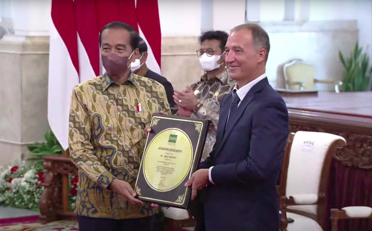Presiden Jokowi menerima Penghargaan dari IRRI yang diserahkan oleh Dirjen IRRI Jean Balie, di Istana Negara, Jakarta, Minggu (14/08/2022).