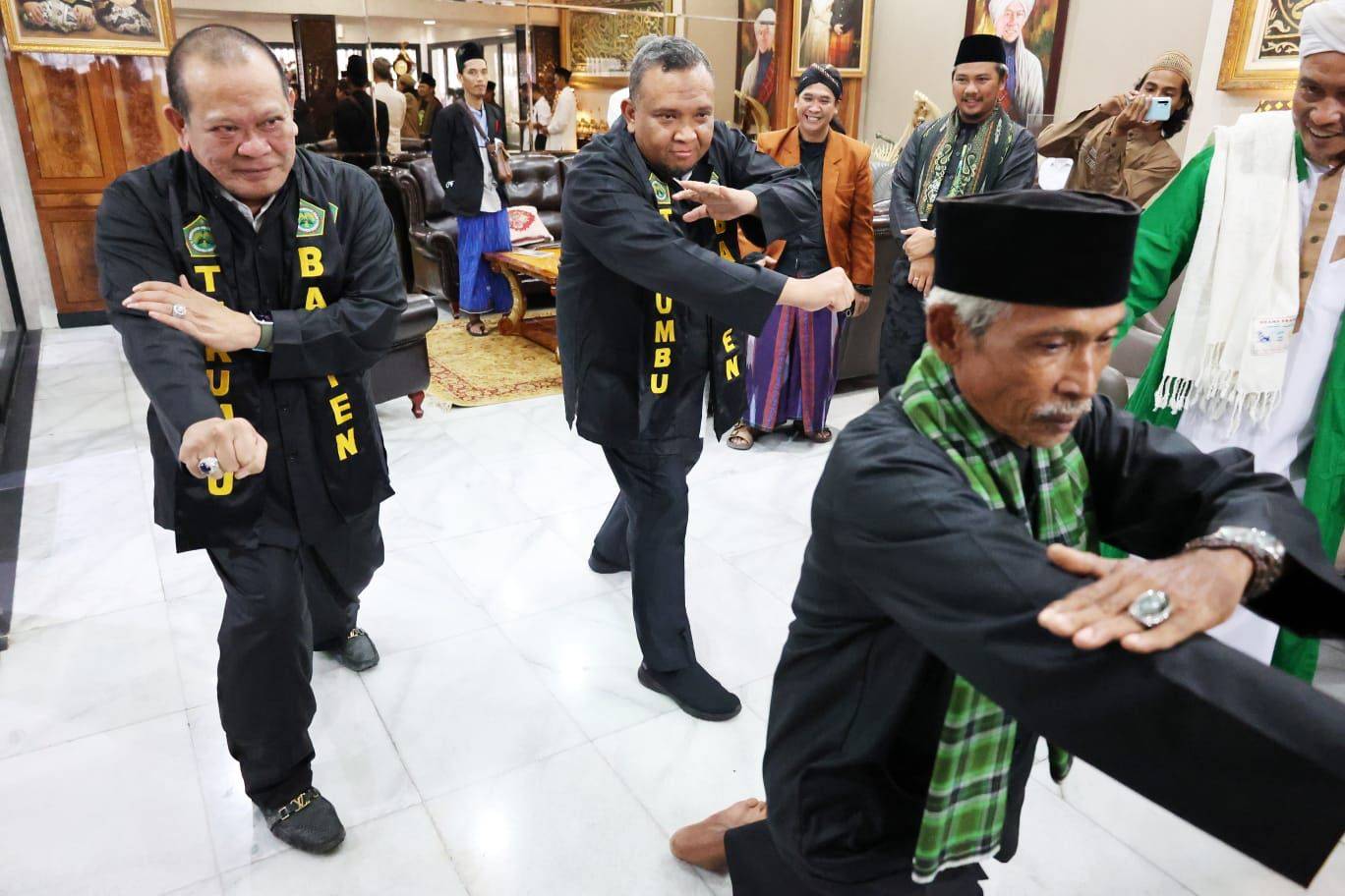 Ketua DPD RI, AA LaNyalla Mahmud Mattalitti saat dirinya dikukuhkan sebagai Dewan Penasehat Perguruan Pencak Silat Terumbu Banten,  Rabu (12/1/2022). 