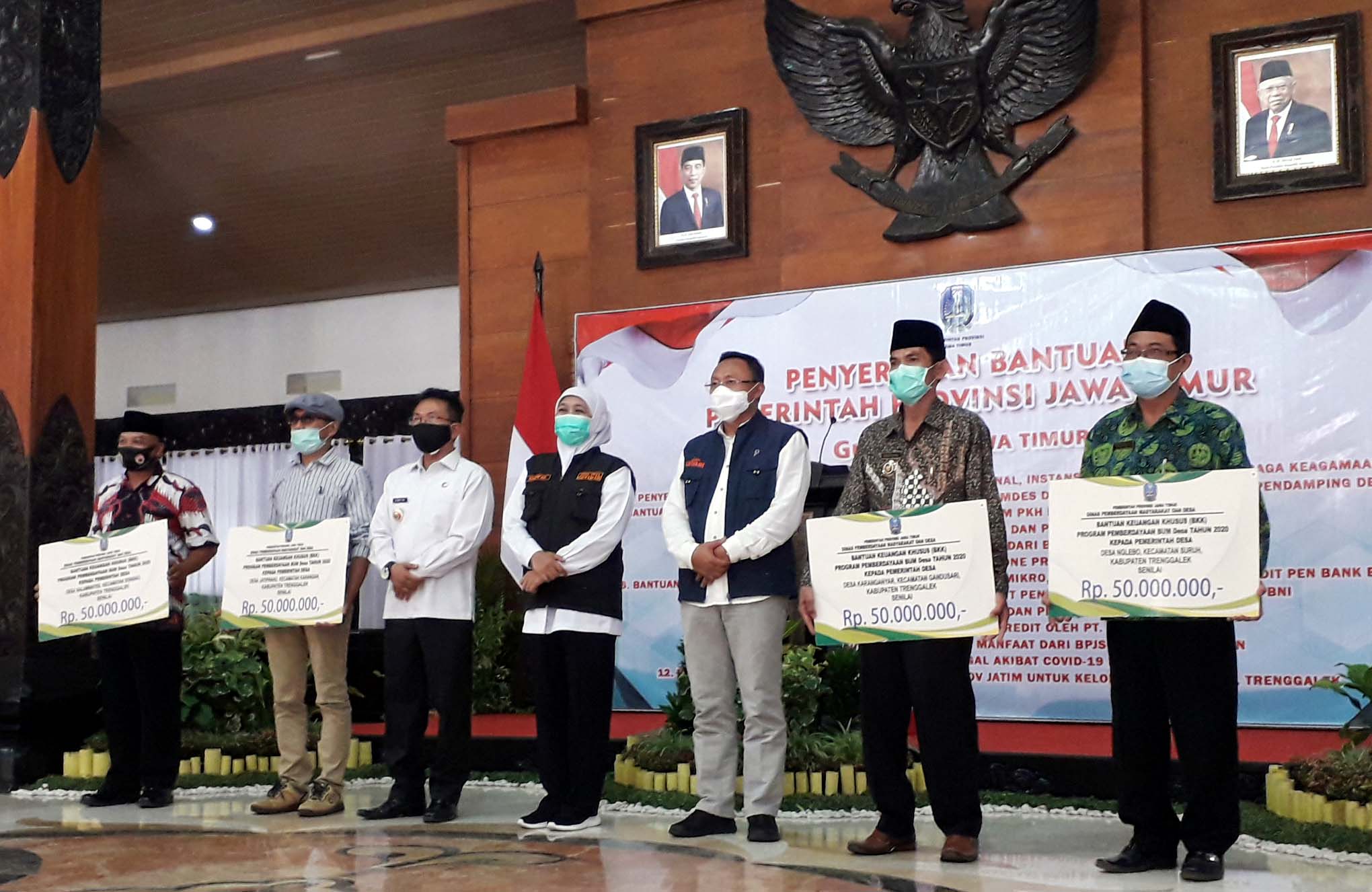 Beri Stimulus Ekonomi   Masyarakat dan UMKM, Gubernur Khofifah Serahkan Bansos dan Modal Usaha  di Pendoo Kabupaten Trenggalek, Sabtu (17/10)