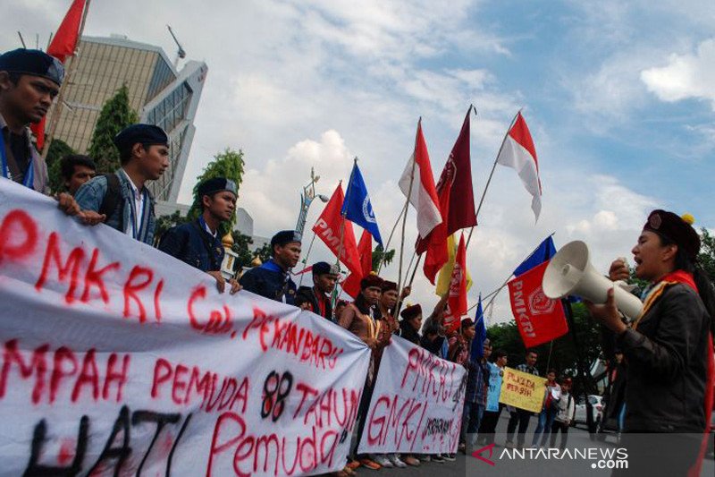 Kelompok mahasiswa berunjuk rasa menolak radikalisme di Pekanbaru, Raiu. (ANTARA FOTO/Rony Muharrman)