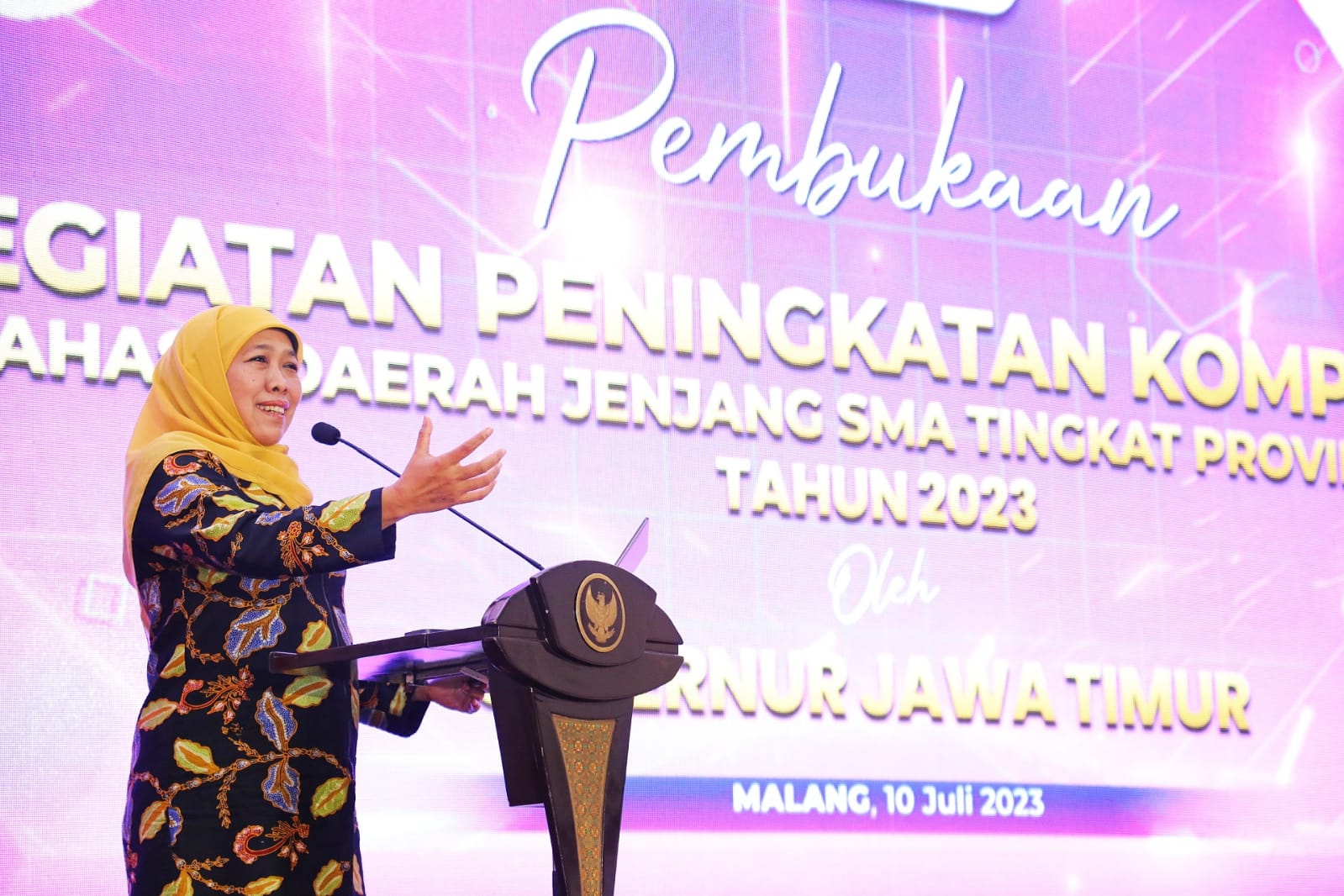 Gubernur Jawa Timur Khofifah Indar Parawansa membuka Kegiatan Peningkatan Kompetensi Guru Bahasa Daerah Jenjang SMA Tingkat Prov. Jatim Tahun 2023 di Hotel Montana Dua, Kota Malang, Senin (10/7) malam.