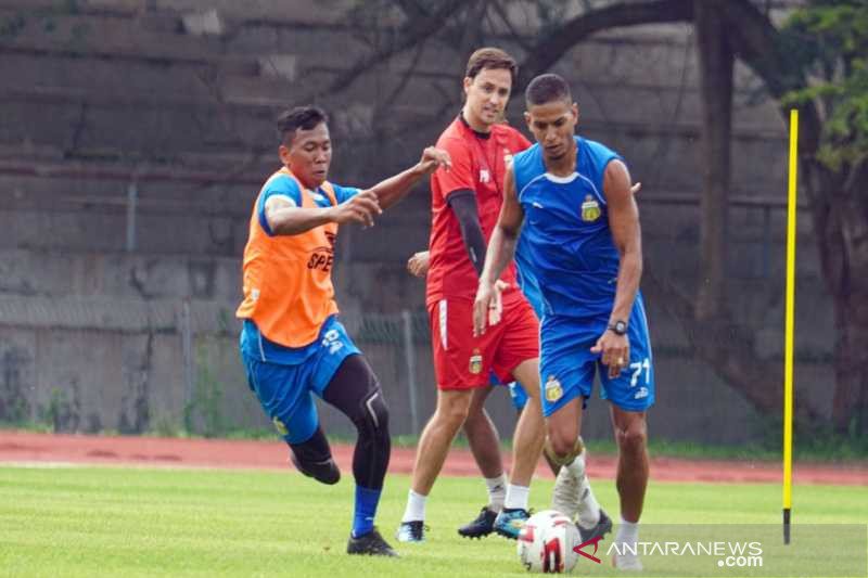 Sejumlah pemain Bhayangkara Solo FC saat menjalani latihan persiapan ikuti Piala Menpora 2021, di Stadion Universitas Sebelas Maret (UNS) Surakarta. (ANTARA/HO istimewa)