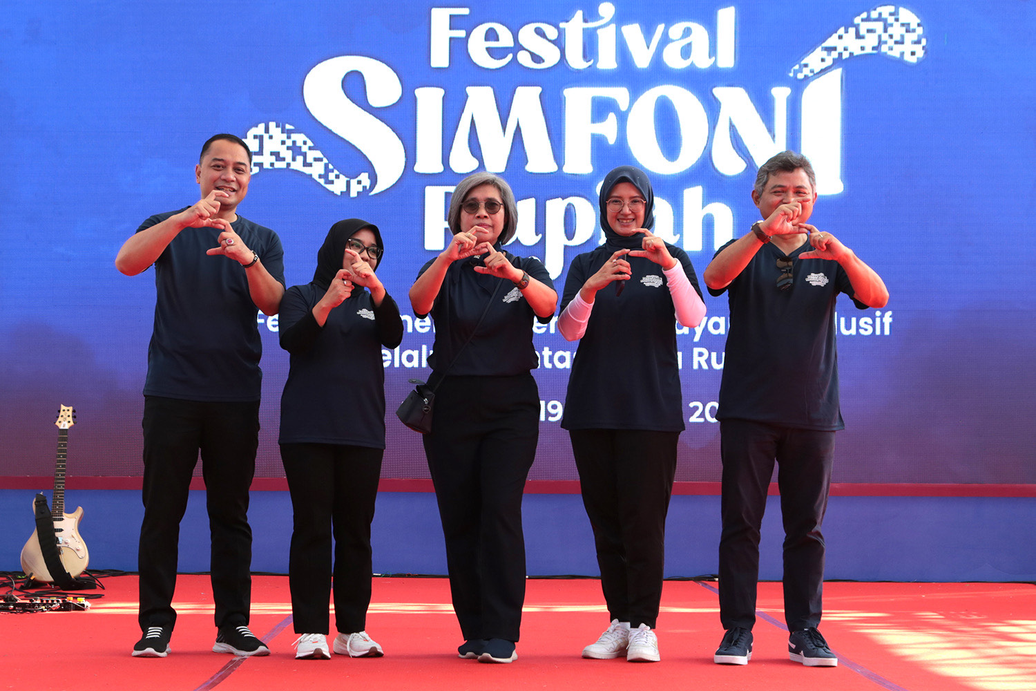 Wali Kota Eri, Anggota DPR RI Komisi XI RI Indah Kurniawati, dan Ketua TP PKK Kota Surabaya Rini Indriyani saat menghadiri Festival Simfoni Rupiah  Bank Indonesia di Tugu Pahlawan, Sabtu (19/8/2023).