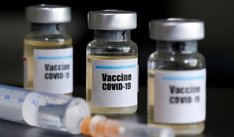 Botol kecil berlabel stiker "Vaksin COVID-19" dan jarum suntik medis, terlihat dalam ilustrasi yang diambil pada (10/4/2020). (ANTARA/REUTERS/Dado Ruvic/pri.)