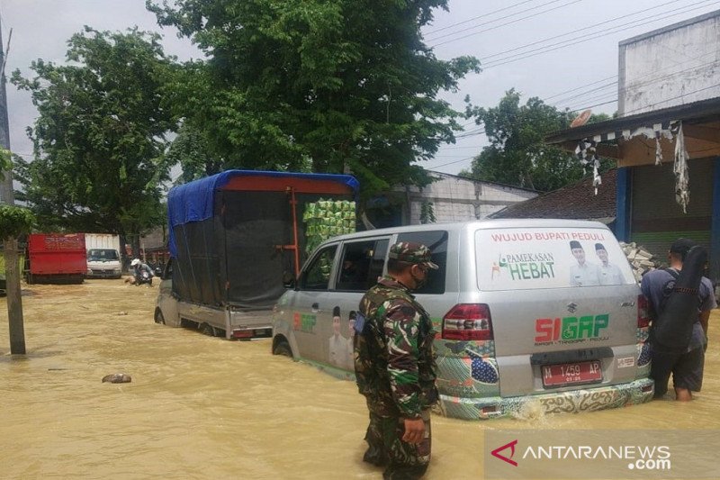 Mobil SIGAP Sehat Pemkab Pamekasan, Jawa Timur juga tergenang banjir di Blega saat hendak mengantar pasien berobat ke Surabaya. (ANTARA/HO-Koramil Blega)

