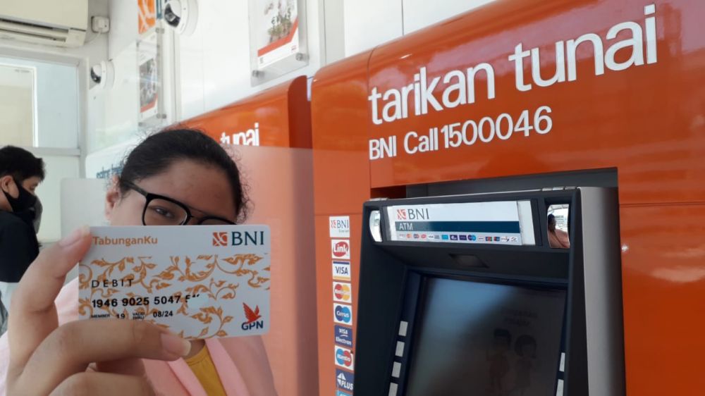 Ilustrasi nasabah BNI di salah satu ATM di Surabaya. HMP/prasetyo