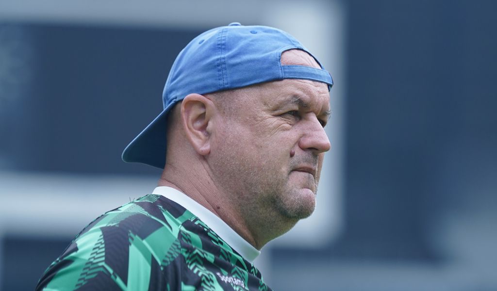 Pelatih PERSIB, Bojan Hodak mengamati sesi latihan timnya di Stadion Gelora Bandung Lautan Api, Selasa, 3 Desember 2024. (PERSIB.co.id/Barly Isham)


