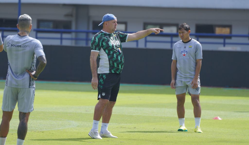 Pelatih PERSIB memberikan pengarahan kepada Adam Alis pada sesi latihan di Stadion Gelora Bandung Lautan Api, Rabu, 5 Februari 2025. (PERSIB.co.id/Barly Isham)