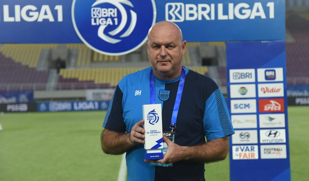 Pelatih Bojan Hodak menerima penghargaan pelatih terbaik bulan November menjelang kick-off pertandingan melawan PSS Sleman di Stadion Manahan Solo, Senin, 9 Desember 2024. (PERSIB.co.id/Sutanto Nurhadi Permana)